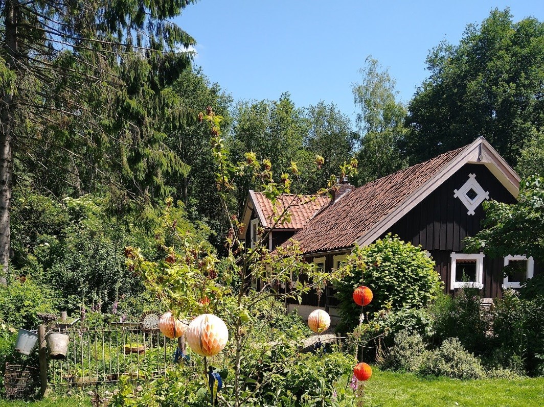 Overnachten in een oude houten Zweedse Stuga in Drenthe
