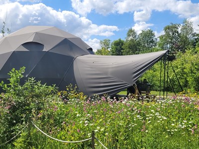 Dome tent met vrij uitzicht over het omliggende Achterhoekse coulisselandschap Dome tent met vrij uitzicht over het omliggende Achterhoekse coulisselandschap