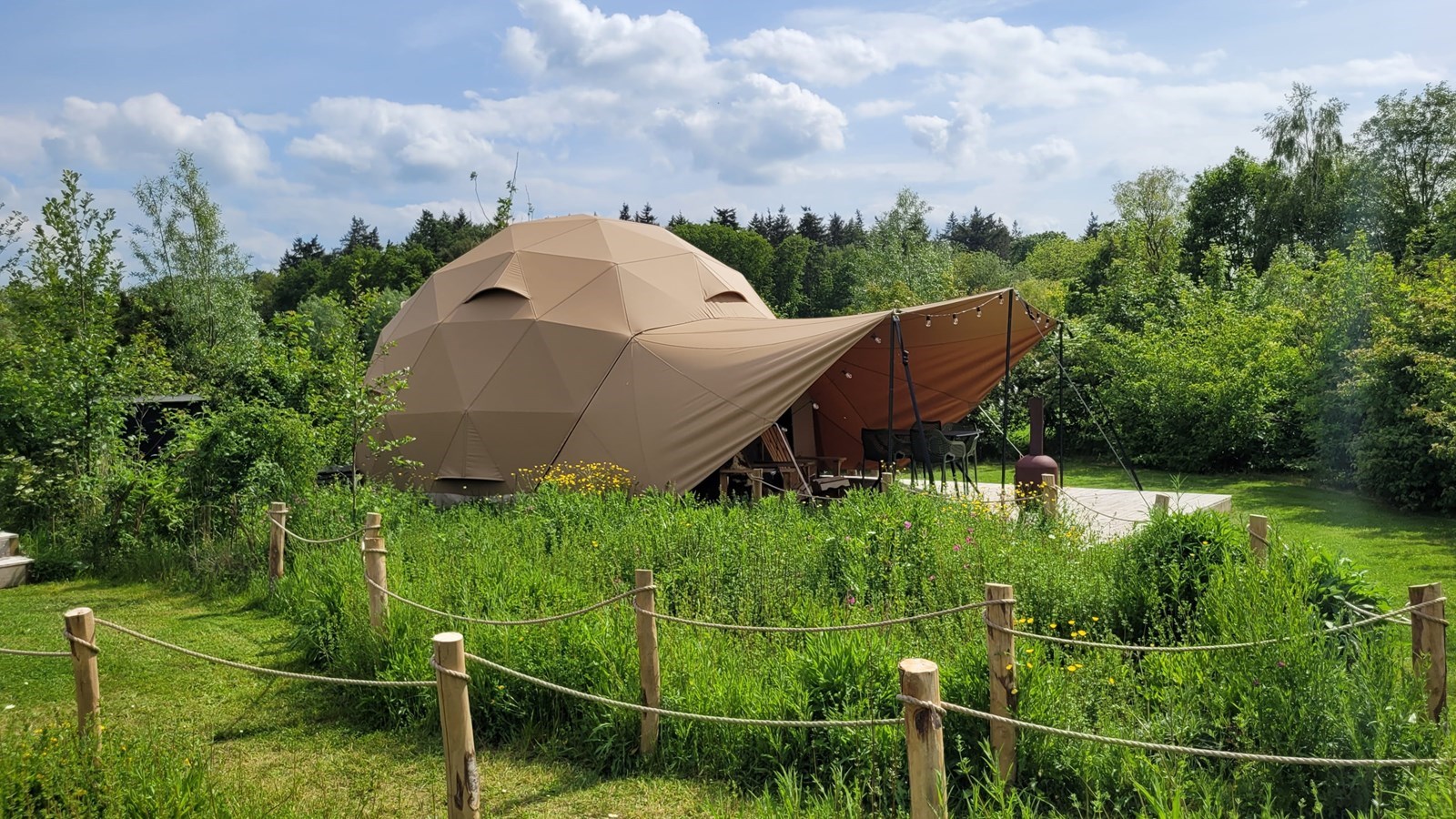 Dome tent met vrij uitzicht over het omliggende Achterhoekse coulisselandschap