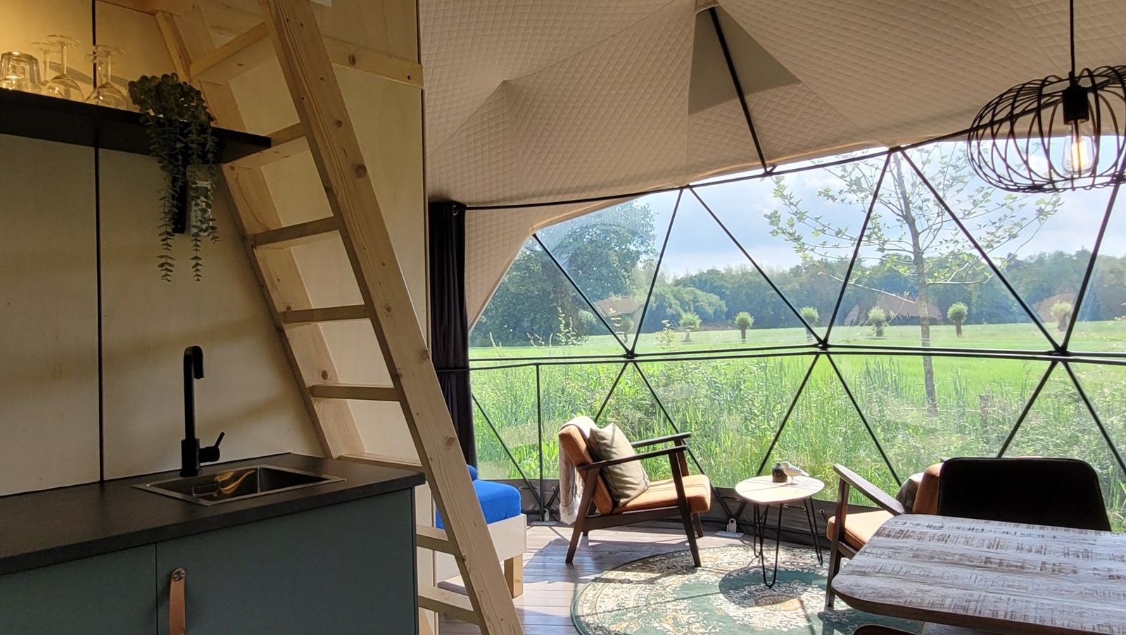 Dome tent met vrij uitzicht over het omliggende Achterhoekse coulisselandschap