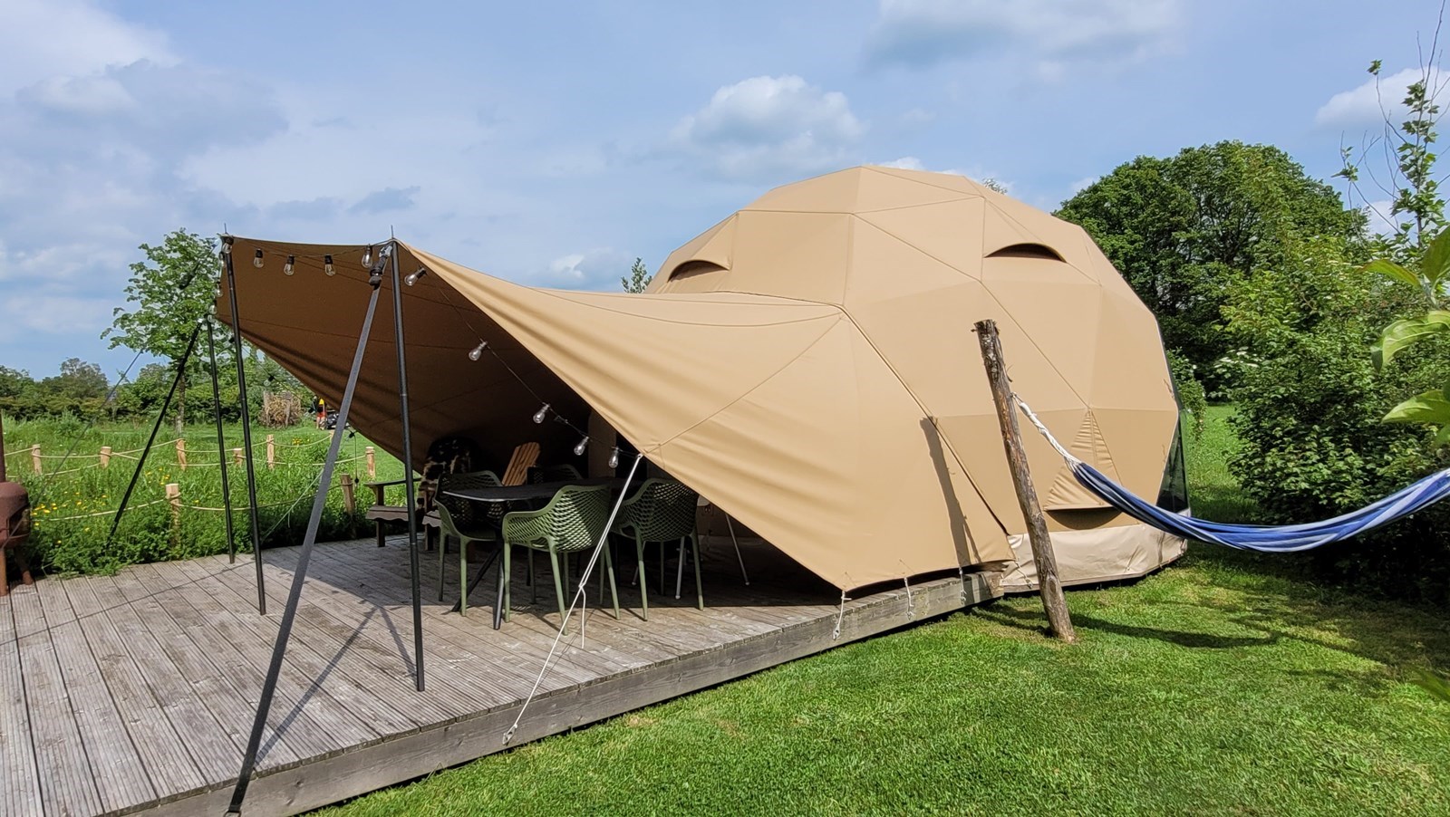 Dome tent met vrij uitzicht over het omliggende Achterhoekse coulisselandschap