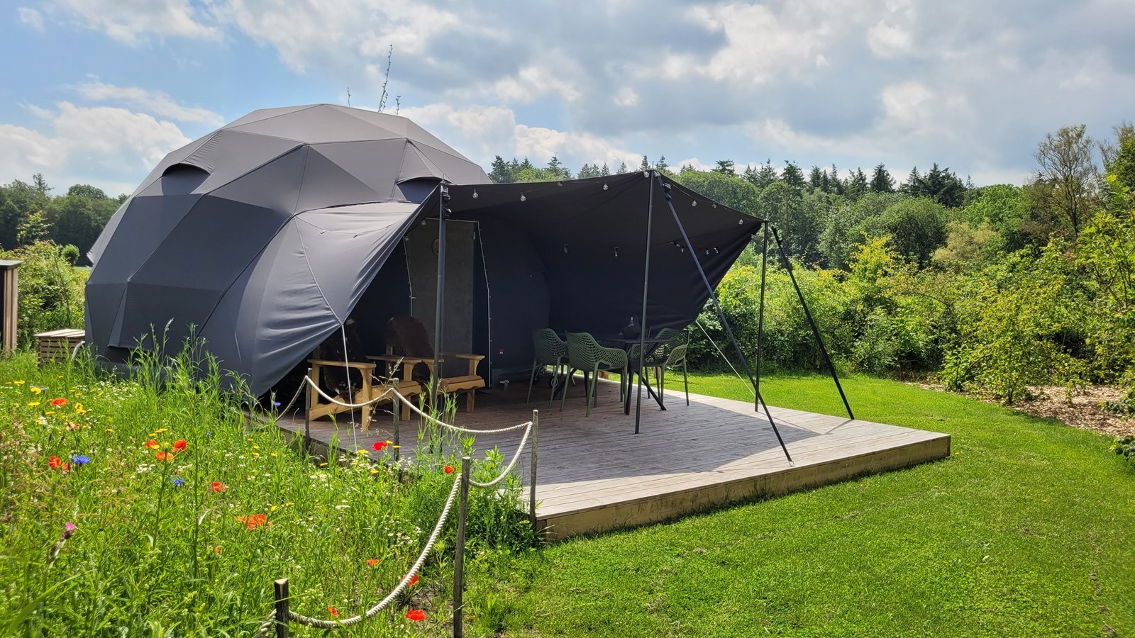 Dome tent met vrij uitzicht over het omliggende Achterhoekse coulisselandschap