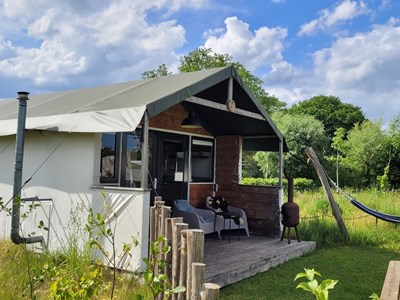 Glampingtent met uitzicht over het omliggende Achterhoekse coulisselandschap Glampingtent met uitzicht over het omliggende Achterhoekse coulisselandschap