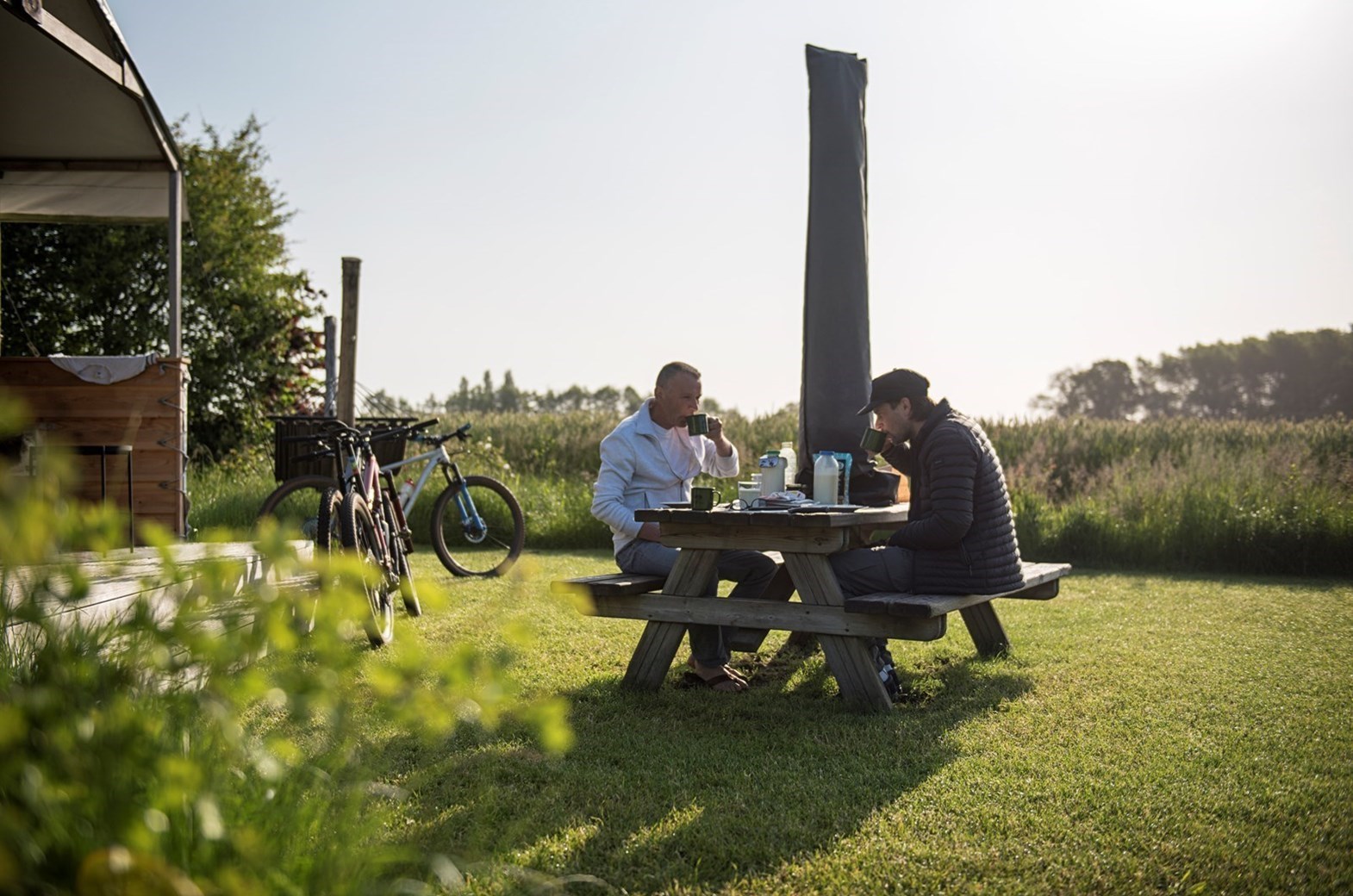 Glampingtent met uitzicht over het omliggende Achterhoekse coulisselandschap