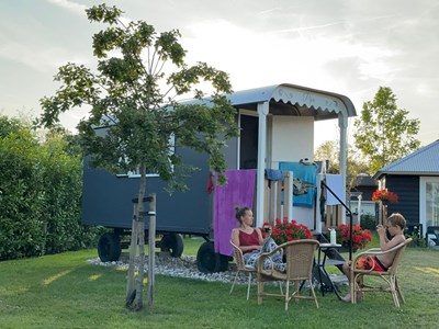 Pipowagen met veranda en uitzicht over de weilanden Pipowagen met veranda en uitzicht over de weilanden