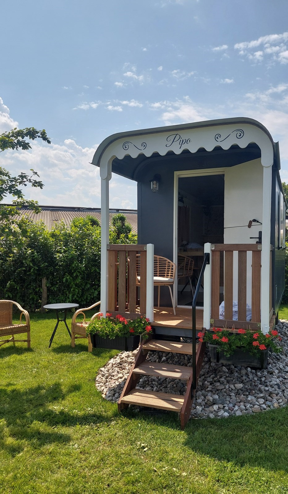 Pipowagen met veranda en uitzicht over de weilanden