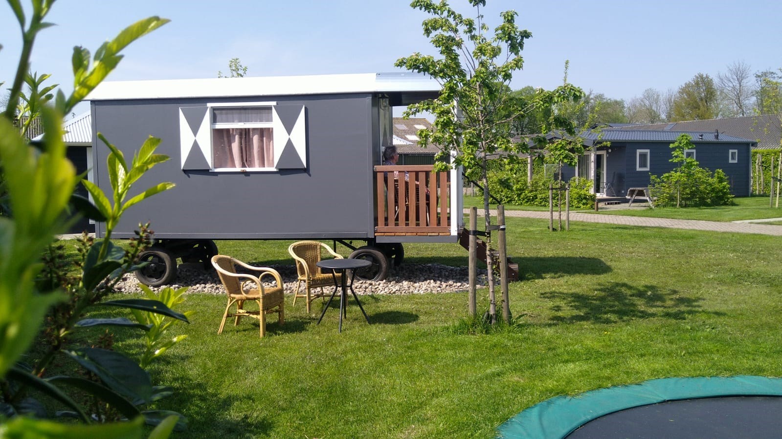 Pipowagen met veranda en uitzicht over de weilanden