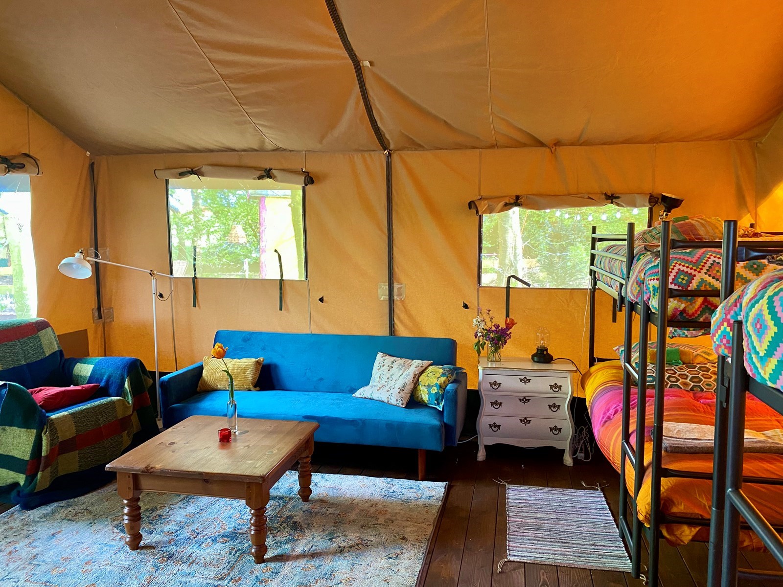 Veelkleurige ruime safaritent op steenworp afstand van Groningen