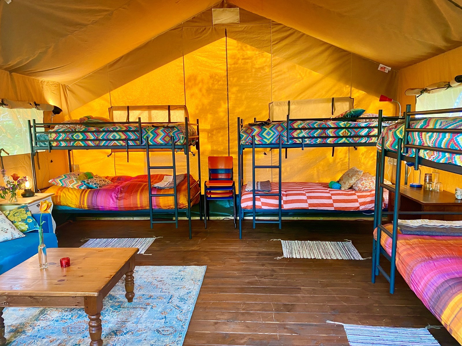 Veelkleurige ruime safaritent op steenworp afstand van Groningen