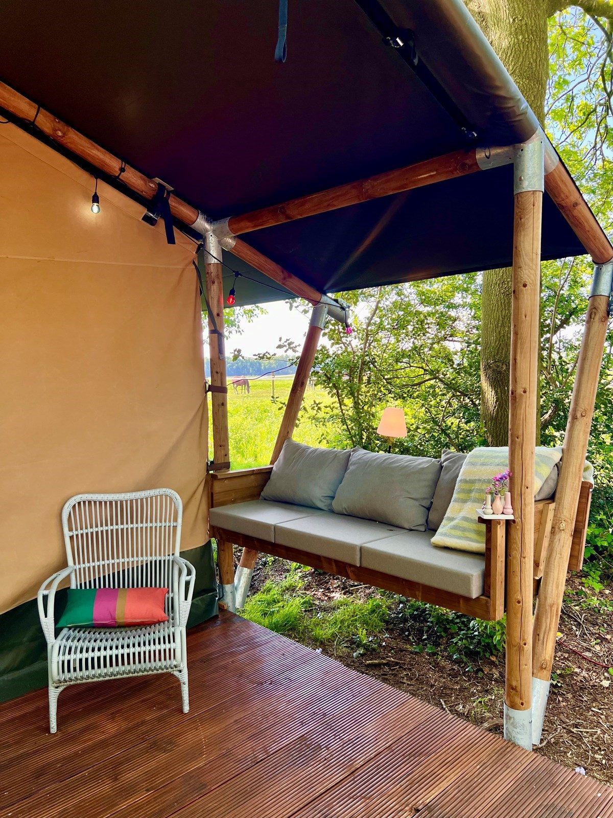 Veelkleurige ruime safaritent op steenworp afstand van Groningen