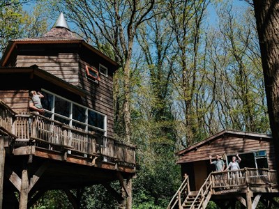 Overnachten tussen de boomtoppen met 10 personen in je eigen Boomhutdorp Overnachten tussen de boomtoppen met 10 personen in je eigen Boomhutdorp