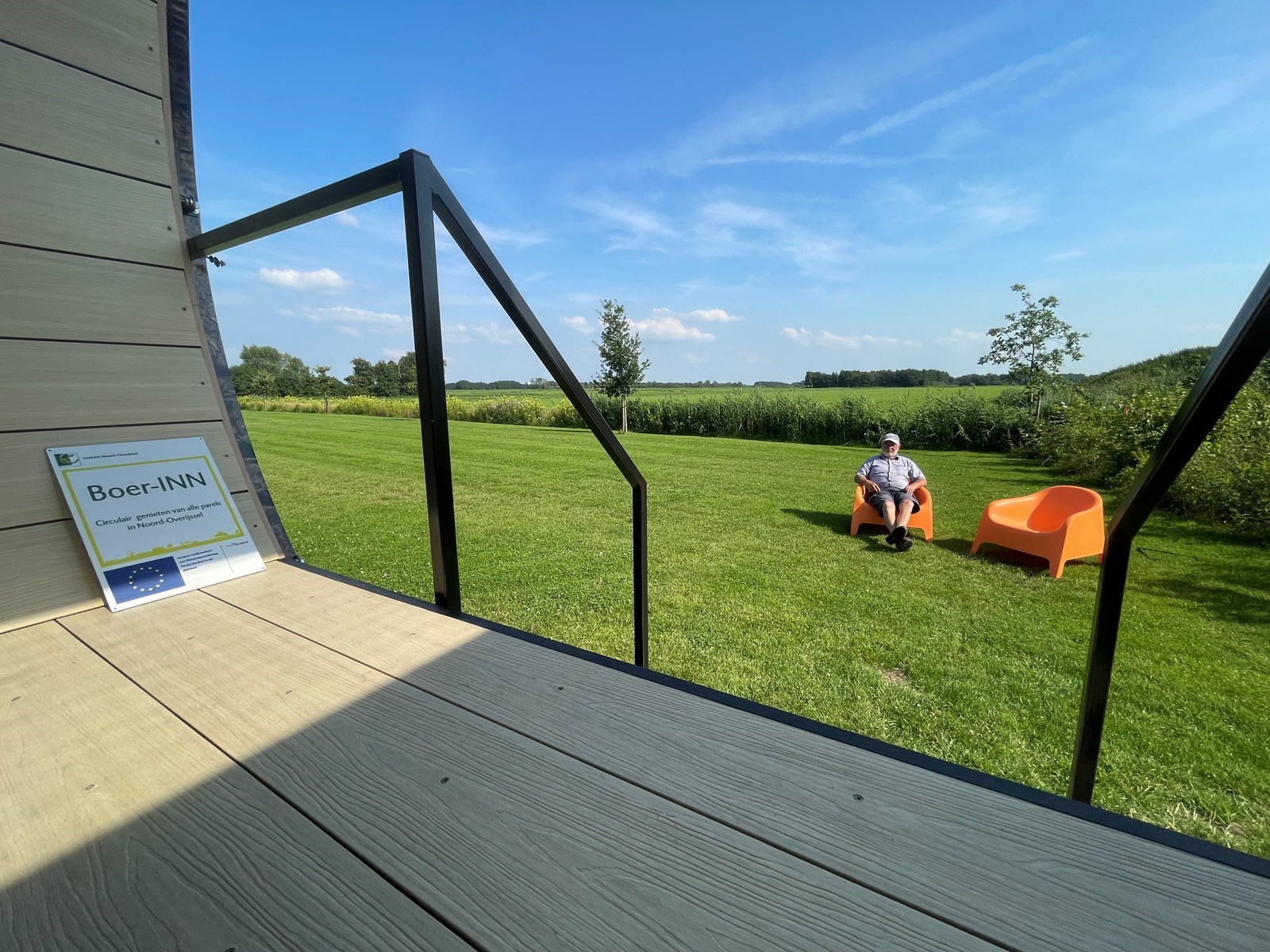 Uniek Tiny eco house in de vorm van een boomstam