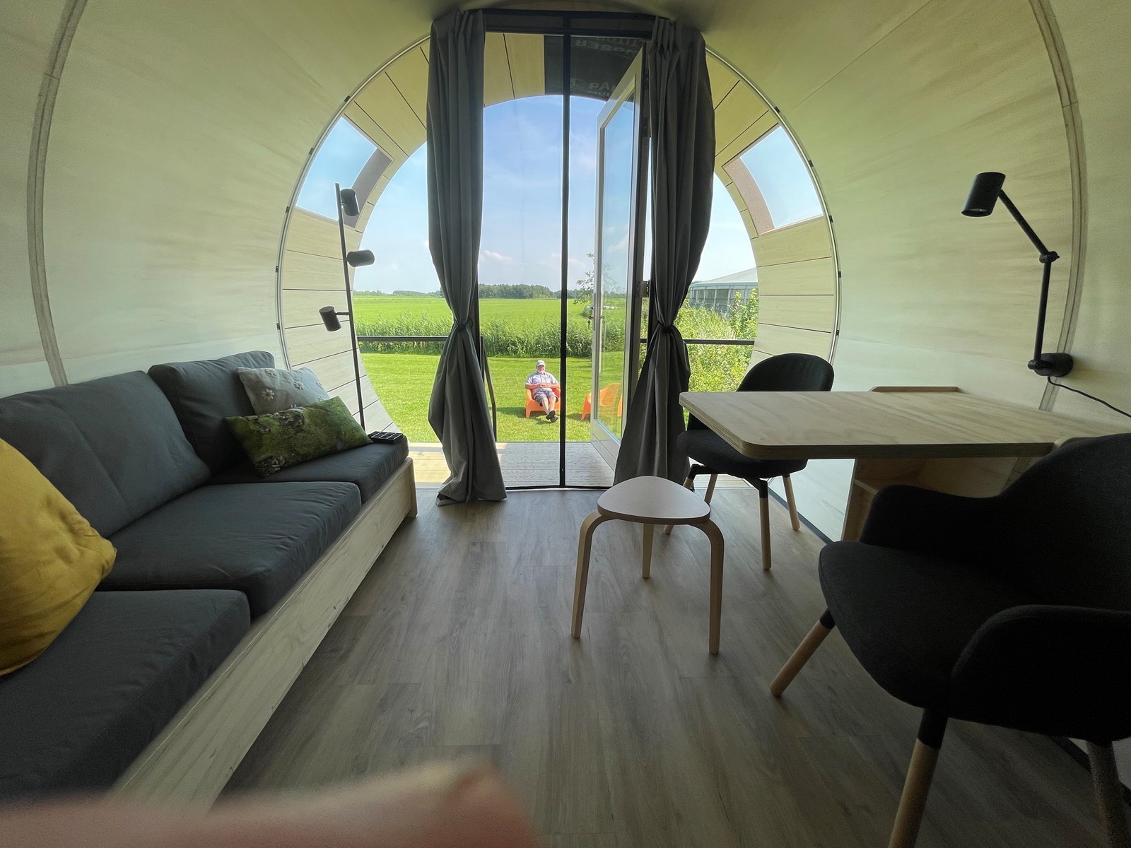 Uniek Tiny eco house in de vorm van een boomstam