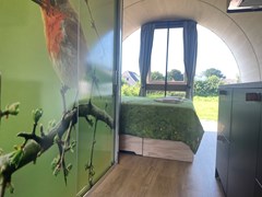 Uniek Tiny eco house in de vorm van een boomstam Uniek Tiny eco house in de vorm van een boomstam