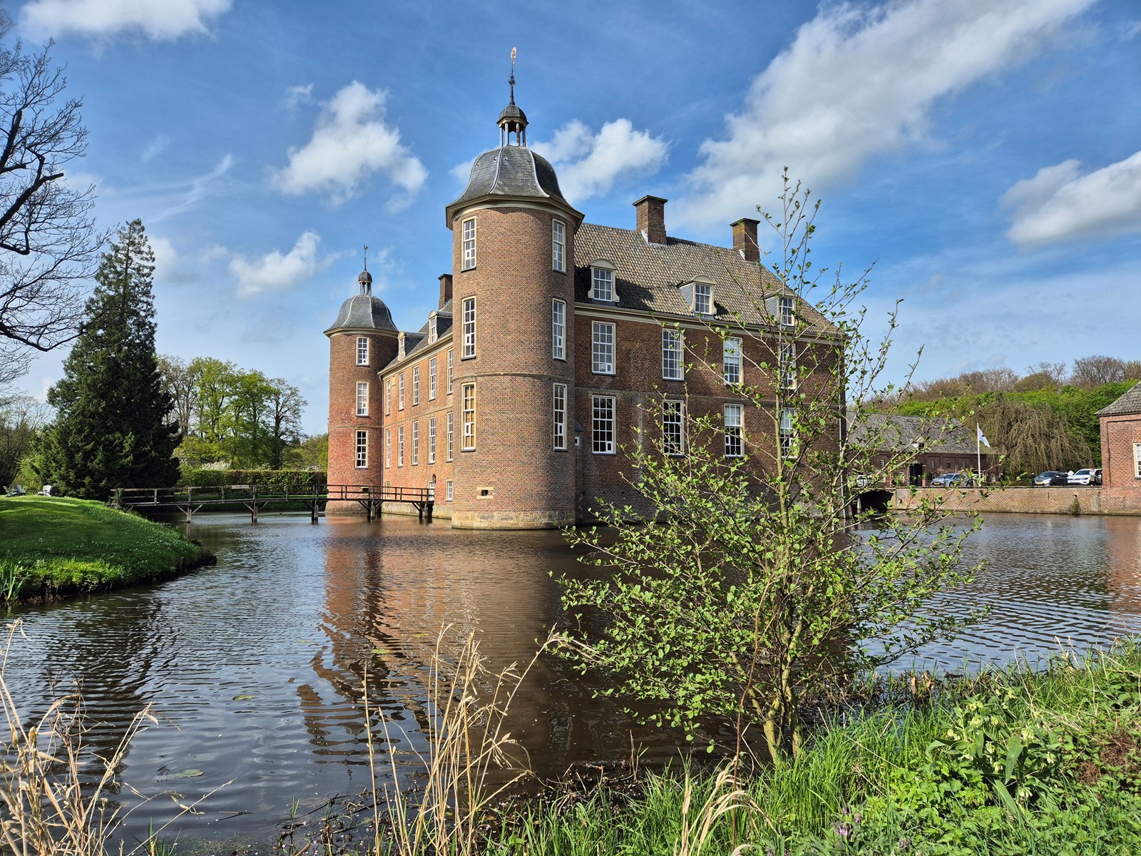 Uniek overnachten in de voormalige Koetsenstalling met uitzicht op een 17e-eeuws kasteel