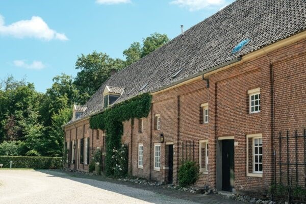 Uniek overnachten in de voormalige Koetsenstalling met uitzicht op een 17e eeuws kasteel