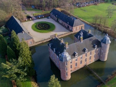 Voormalige Stalmeesterswoning met uitzicht op een 17eeuws kasteel Voormalige Stalmeesterswoning met uitzicht op een 17eeuws kasteel