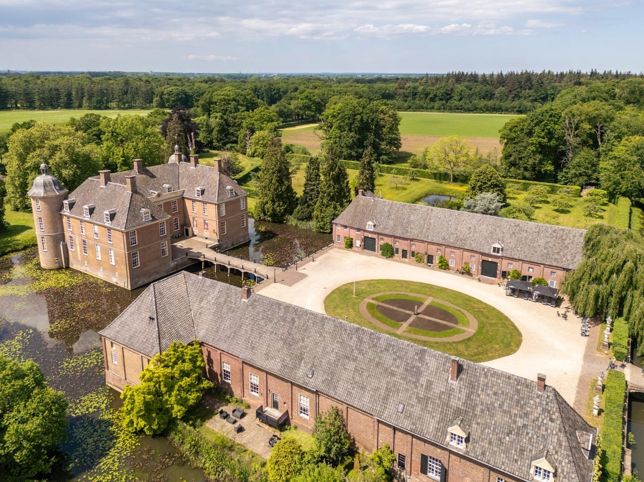 Voormalige Stalmeesterswoning met uitzicht op een 17eeuws kasteel