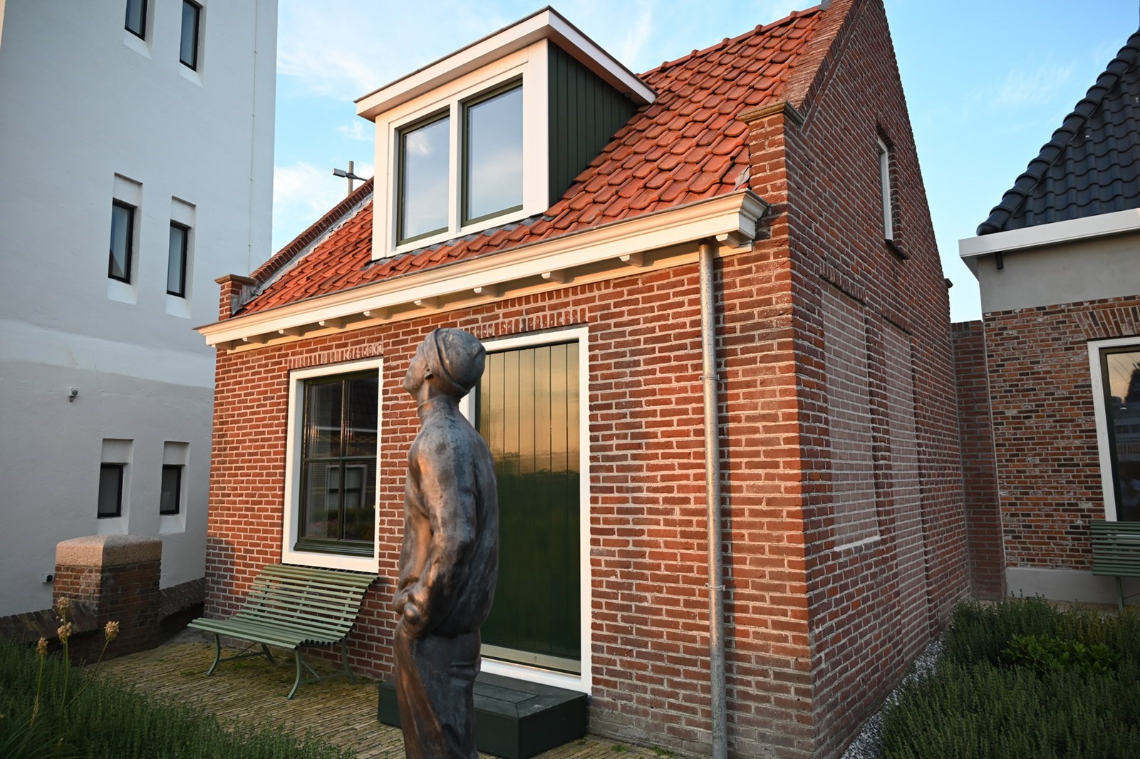 Vuurtorenwachtershuisje met uitzicht over de Waddenzee