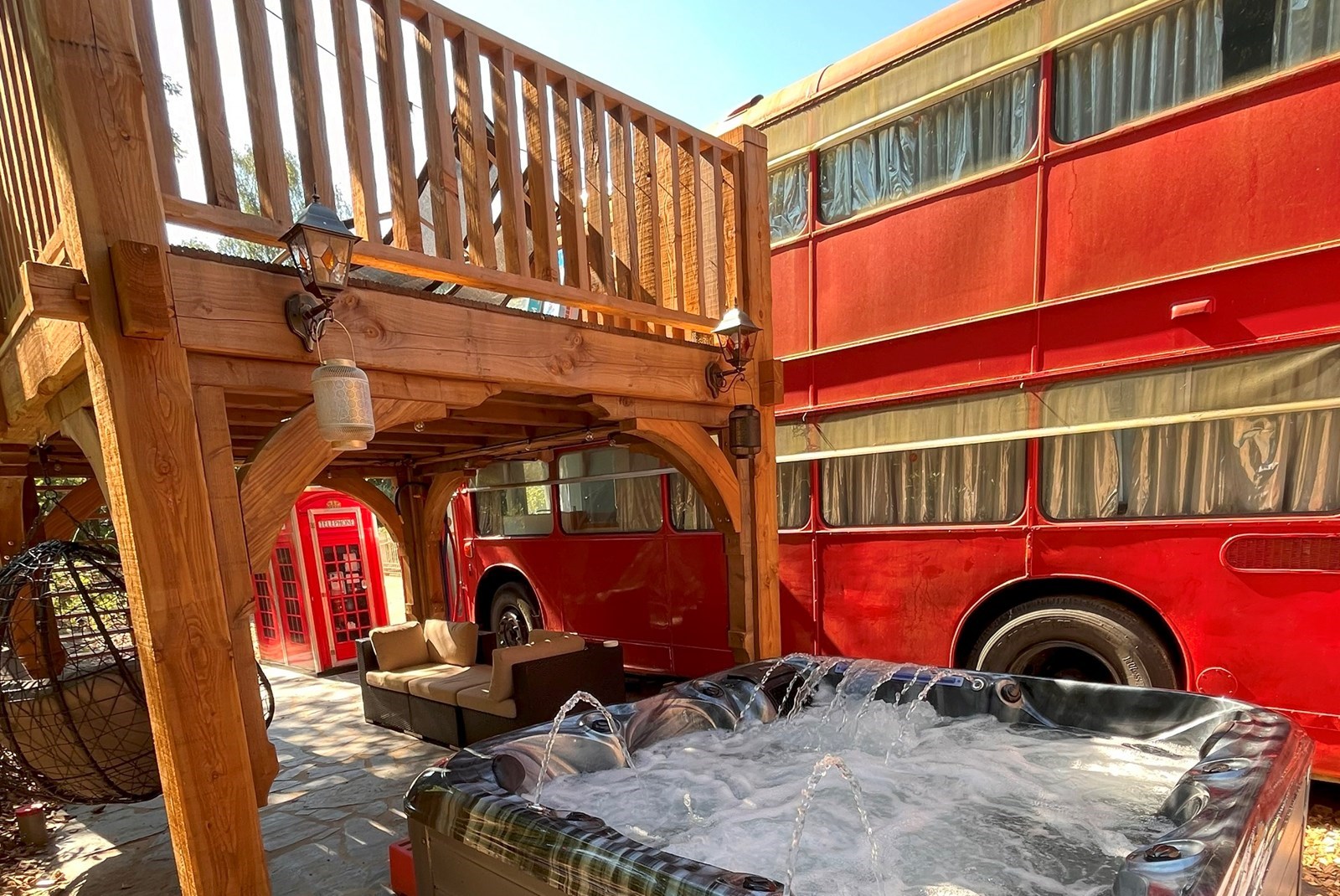 Overnachten in een Engelse Dubbeldekker met jacuzzi