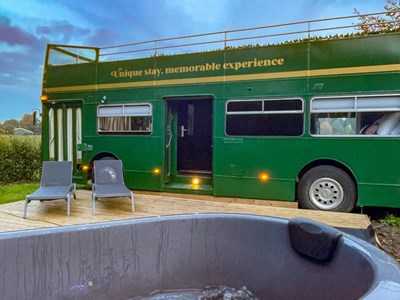 Slapen in een Engelse Dubbeldekkerbus en bubbelen in de hottub Slapen in een Engelse Dubbeldekkerbus en bubbelen in de hottub