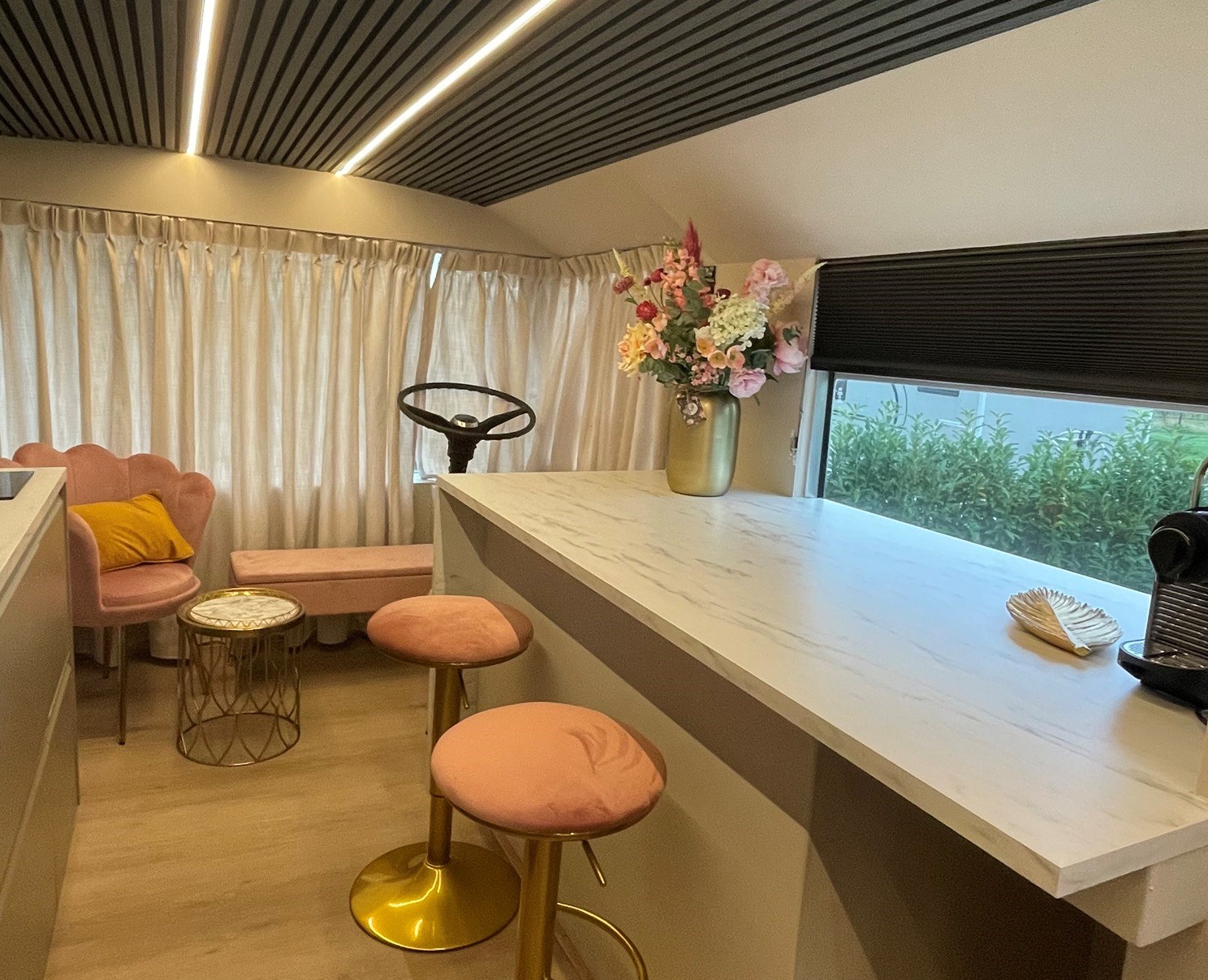 Slapen in een Engelse Dubbeldekkerbus en bubbelen in de hottub