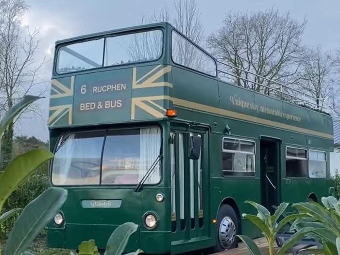 Slapen in een Engelse Dubbeldekkerbus en bubbelen in de hottub Slapen in een Engelse Dubbeldekkerbus en bubbelen in de hottub