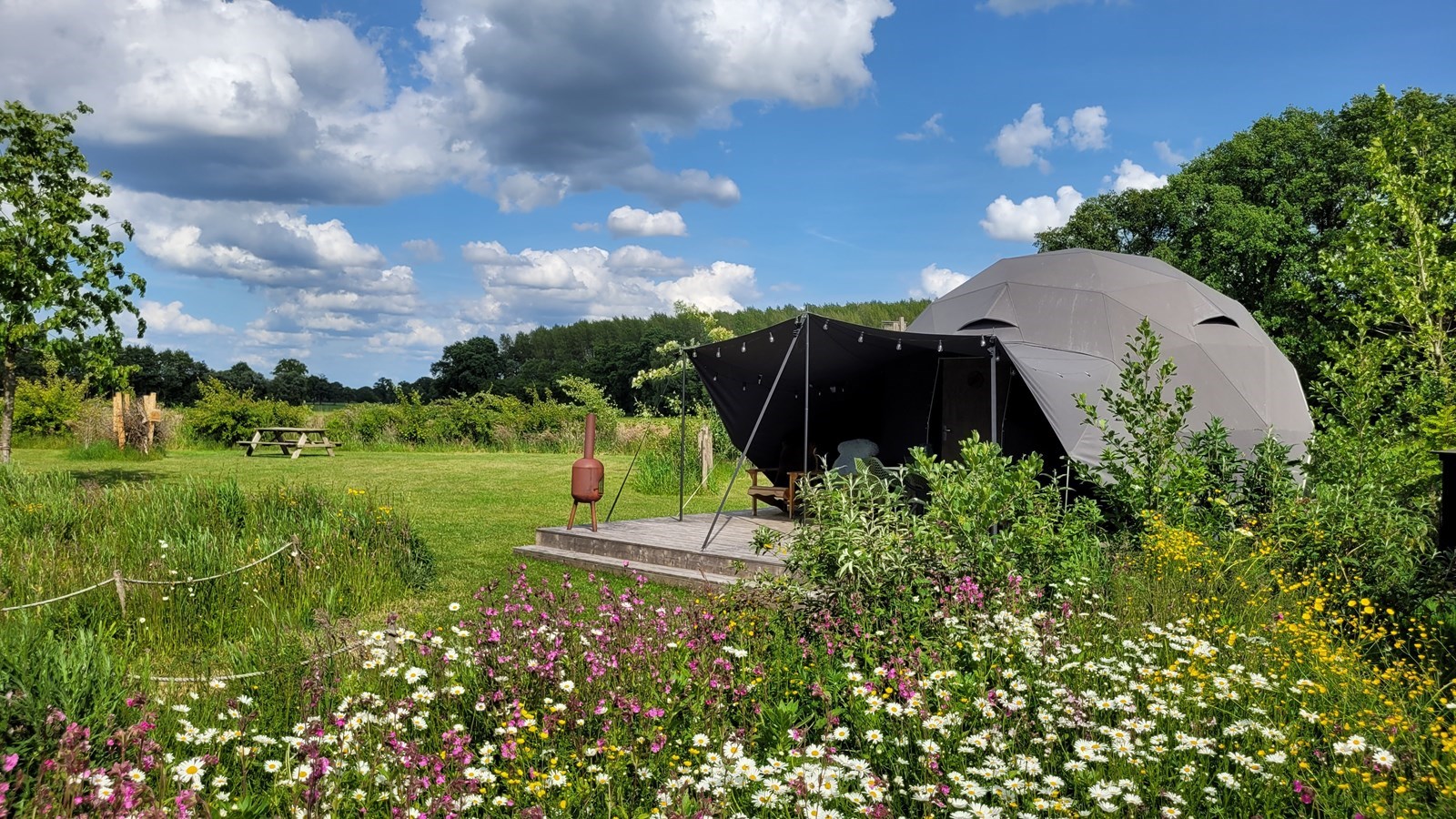 Dome tent met vrij uitzicht over het omliggende Achterhoekse coulisselandschap
