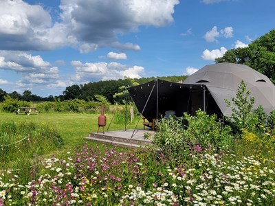 Dome tent met vrij uitzicht over het omliggende Achterhoekse coulisselandschap Dome tent met vrij uitzicht over het omliggende Achterhoekse coulisselandschap