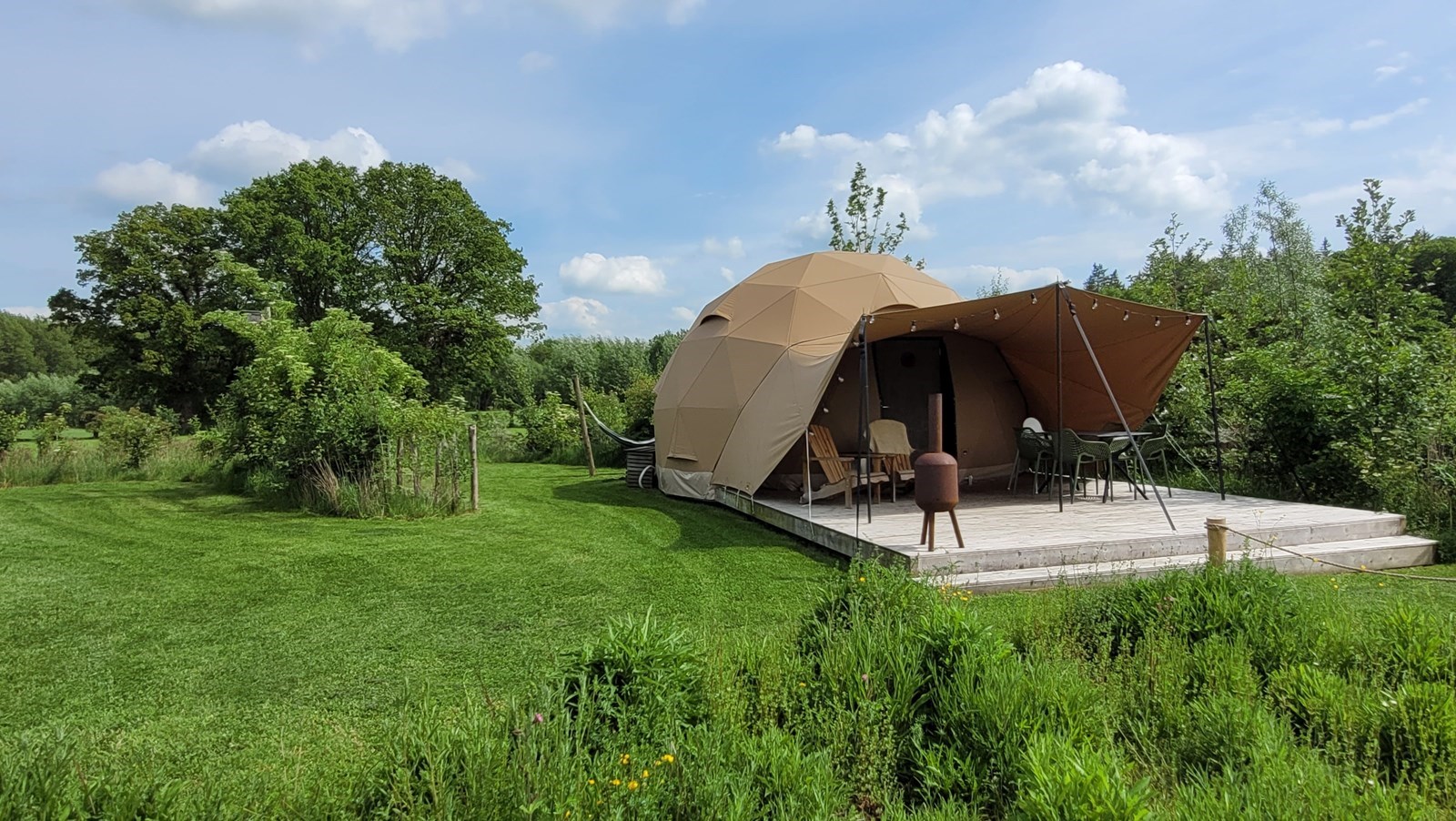 Dome tent met vrij uitzicht over het omliggende Achterhoekse coulisselandschap