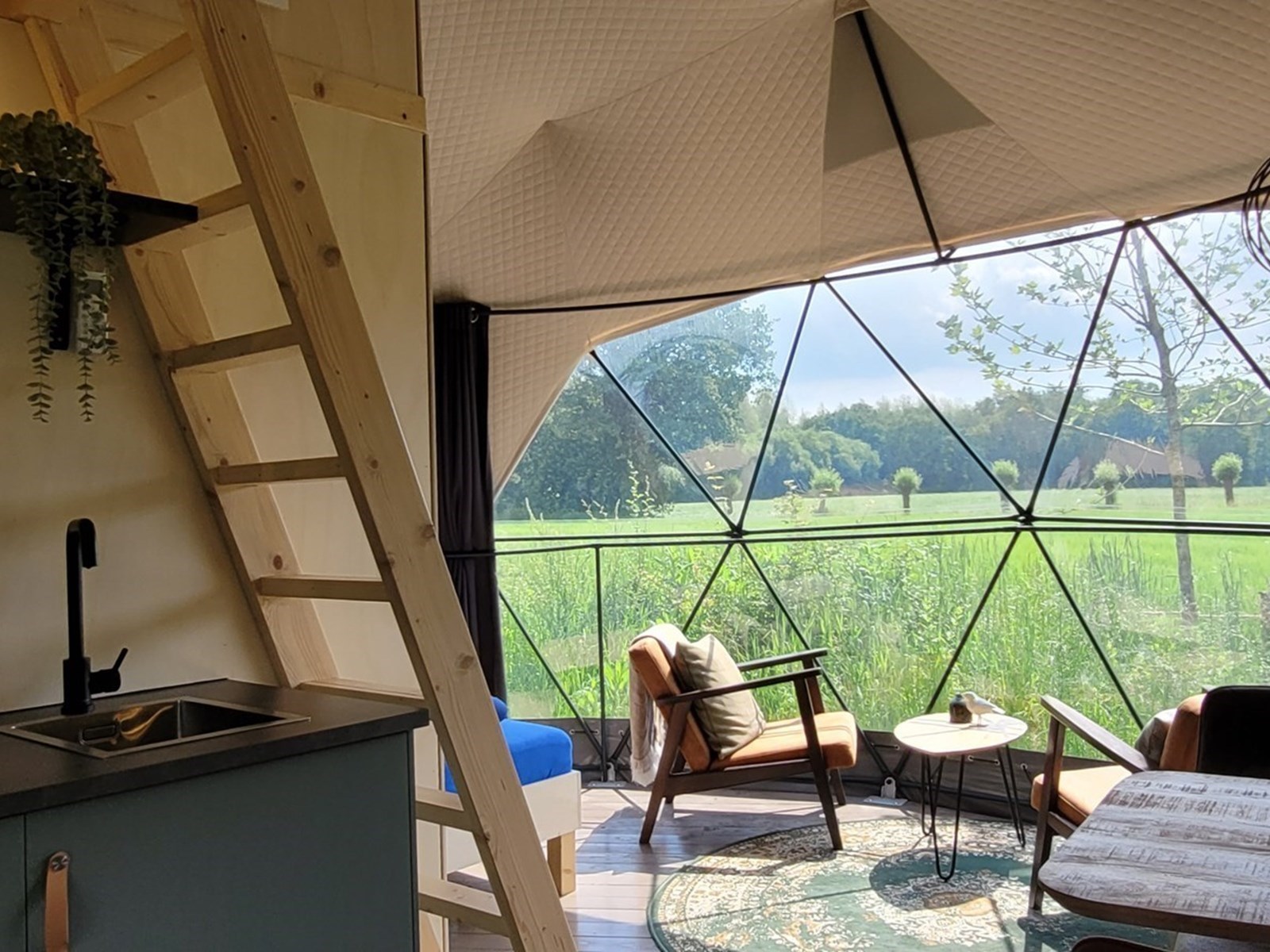 Dome tent met vrij uitzicht over het omliggende Achterhoekse coulisselandschap