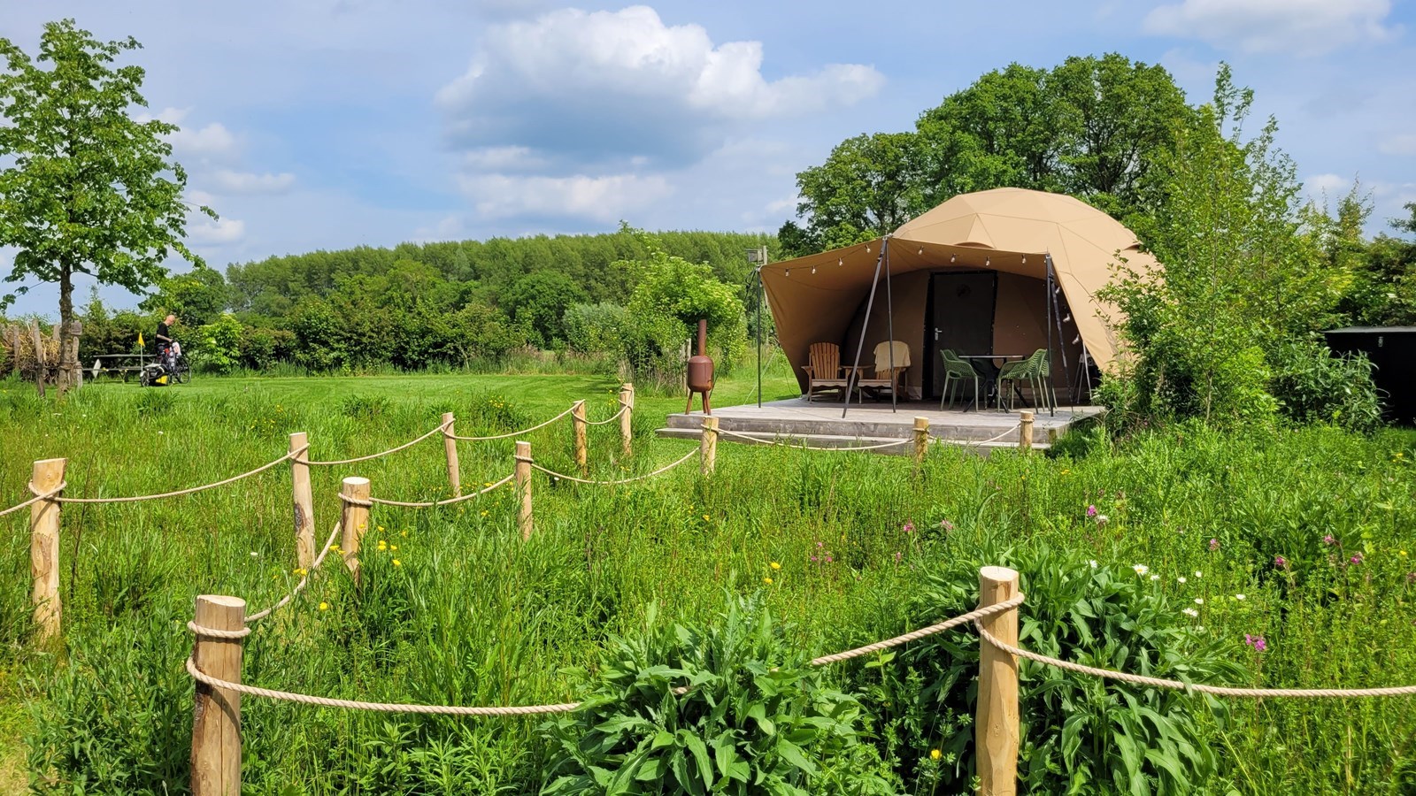 Dome tent met vrij uitzicht over het omliggende Achterhoekse coulisselandschap