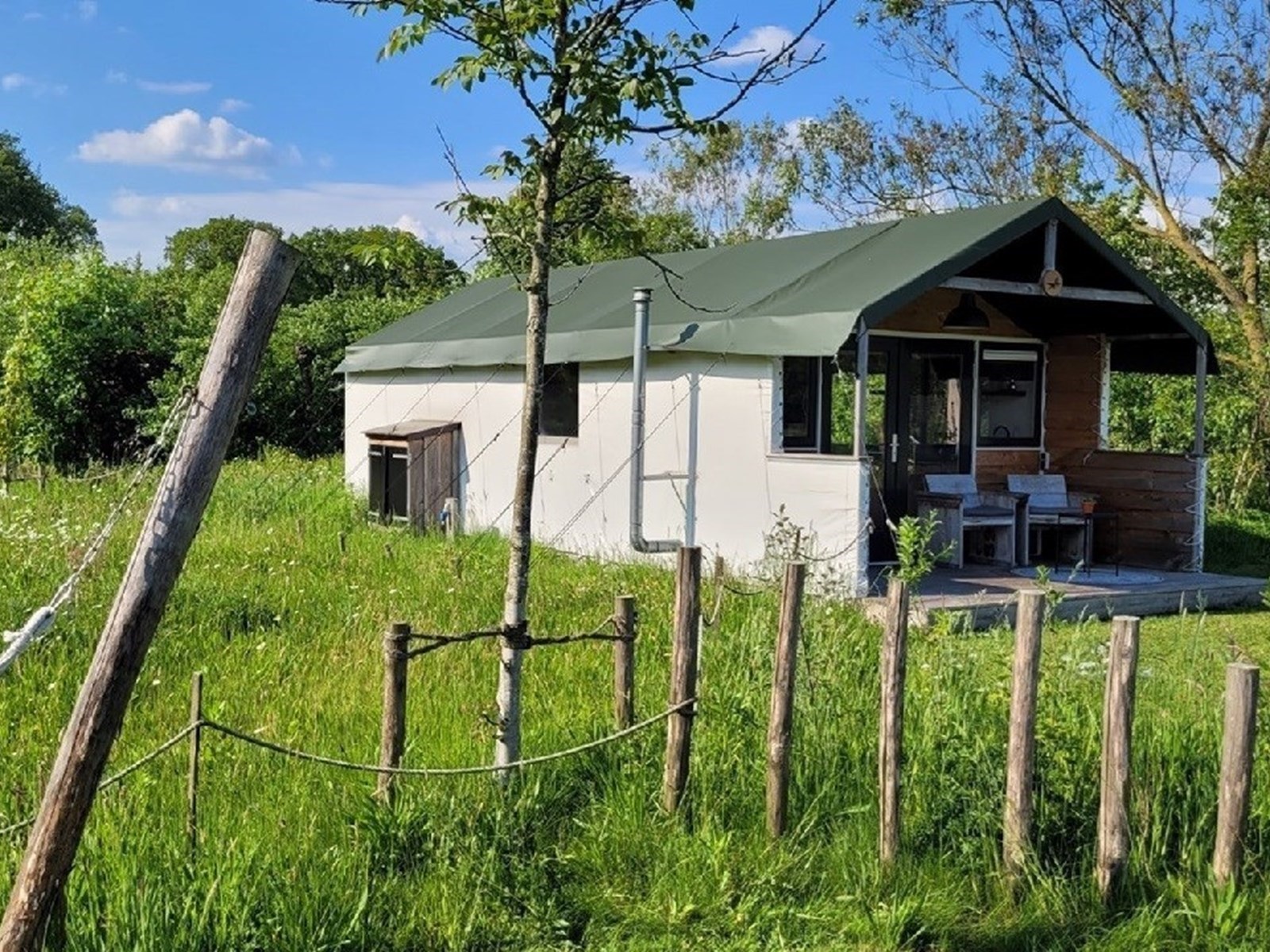 Glampingtent uitzicht over het omliggende Achterhoekse coulisselandschap