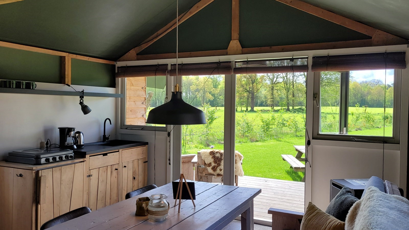 Glampingtent uitzicht over het omliggende Achterhoekse coulisselandschap