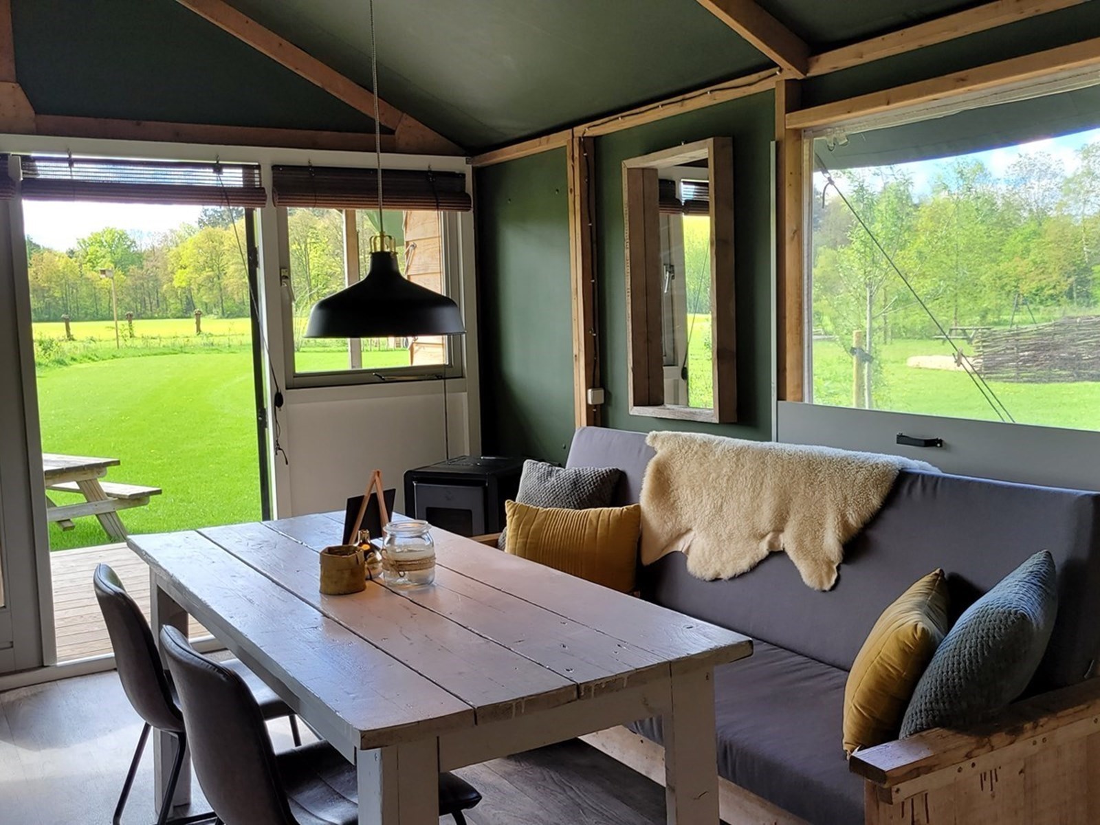 Glampingtent uitzicht over het omliggende Achterhoekse coulisselandschap