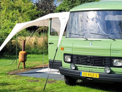 Origineel kamperen in een vintage Mercedes Benz camper uit 1976 Origineel kamperen in een vintage Mercedes Benz camper uit 1976