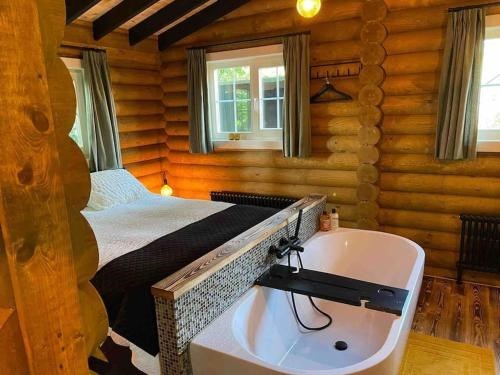 Romantische Blokhut met bad op een schitterend landgoed van 15 hectare groot