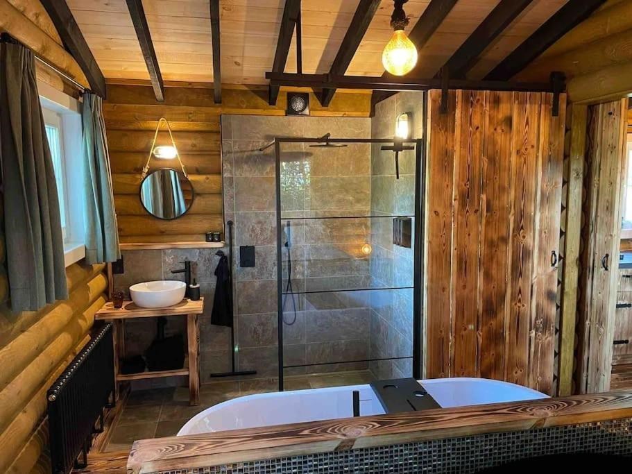Romantische Blokhut met bad op een schitterend landgoed van 15 hectare groot