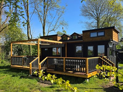 Uniek overnachten in een Tiny house gelegen aan de gele beek en met een fantastisch uitzicht over het Twentse Essenlandschap Uniek overnachten in een Tiny house gelegen aan de gele beek en met een fantastisch uitzicht over het Twentse Essenlandschap