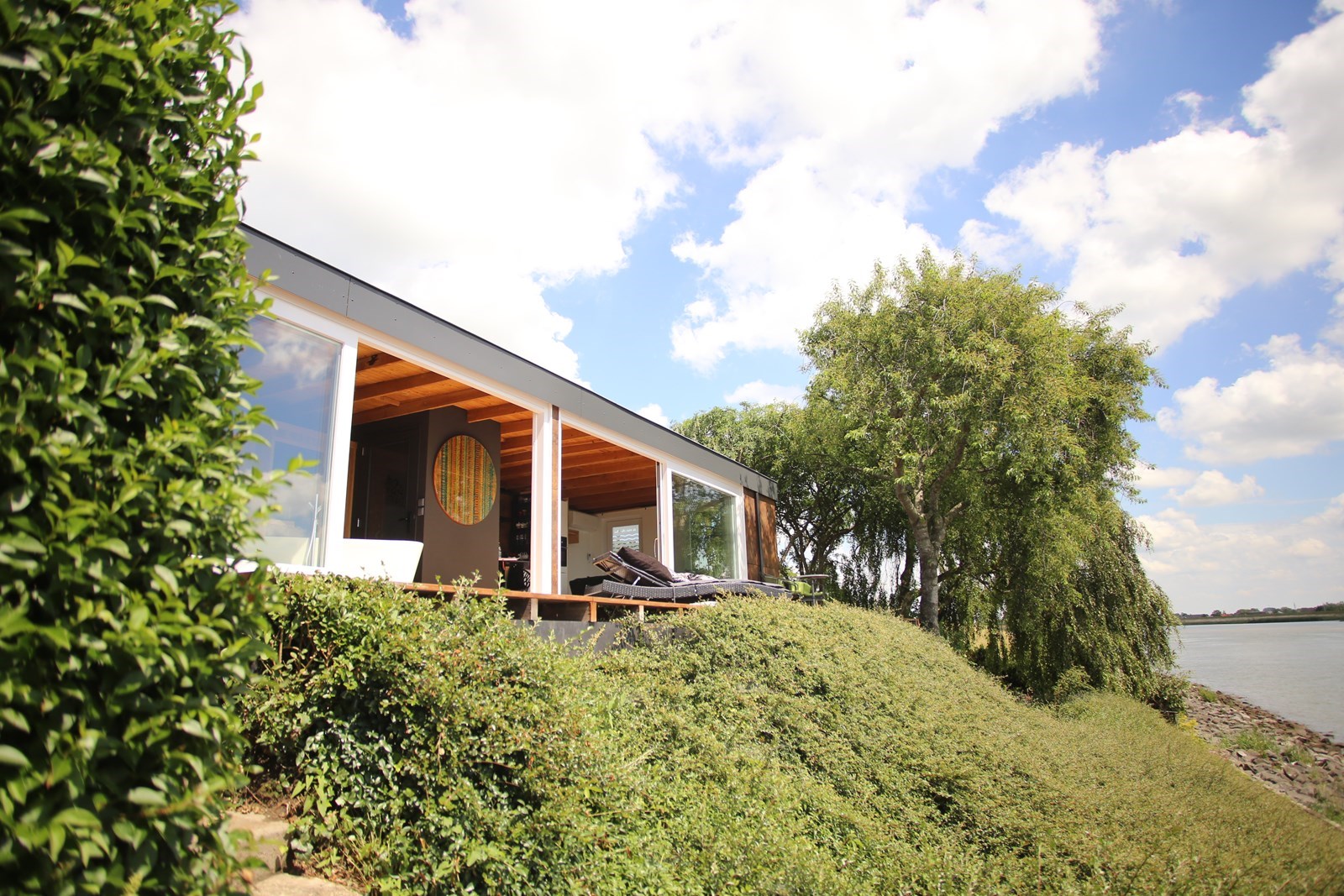 Romantisch wellness huisje aan het water