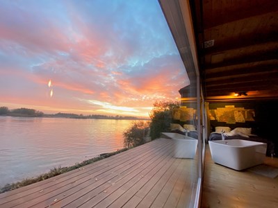 Romantisch wellness huisje aan het water Romantisch wellness huisje aan het water