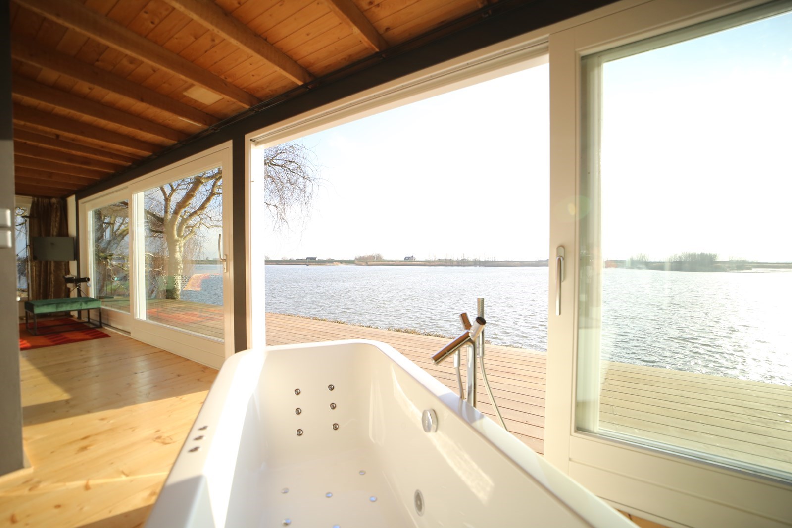 Romantisch wellness huisje aan het water