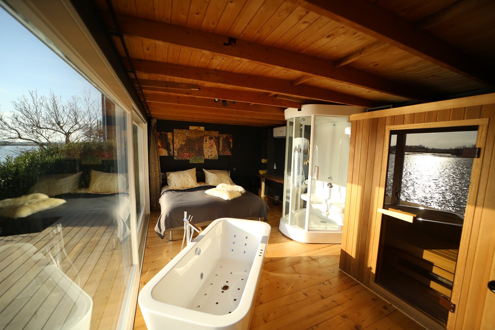 Romantisch wellness huisje aan het water