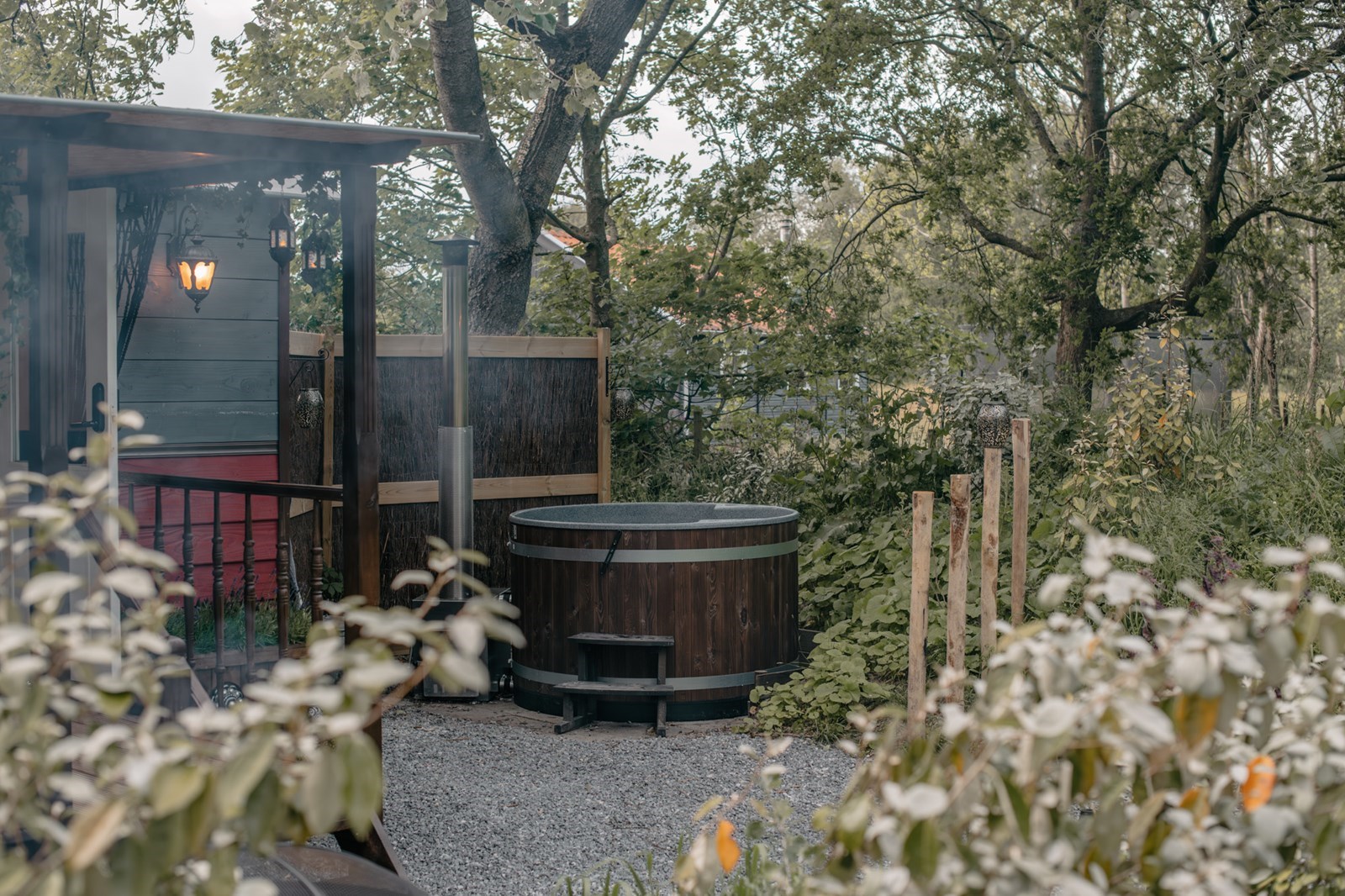 Knusse pipowagen met hottub op 1 kilometer van het strand