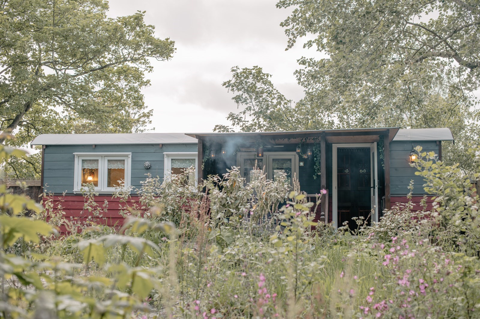 Knusse pipowagen met hottub op 1 kilometer van het strand