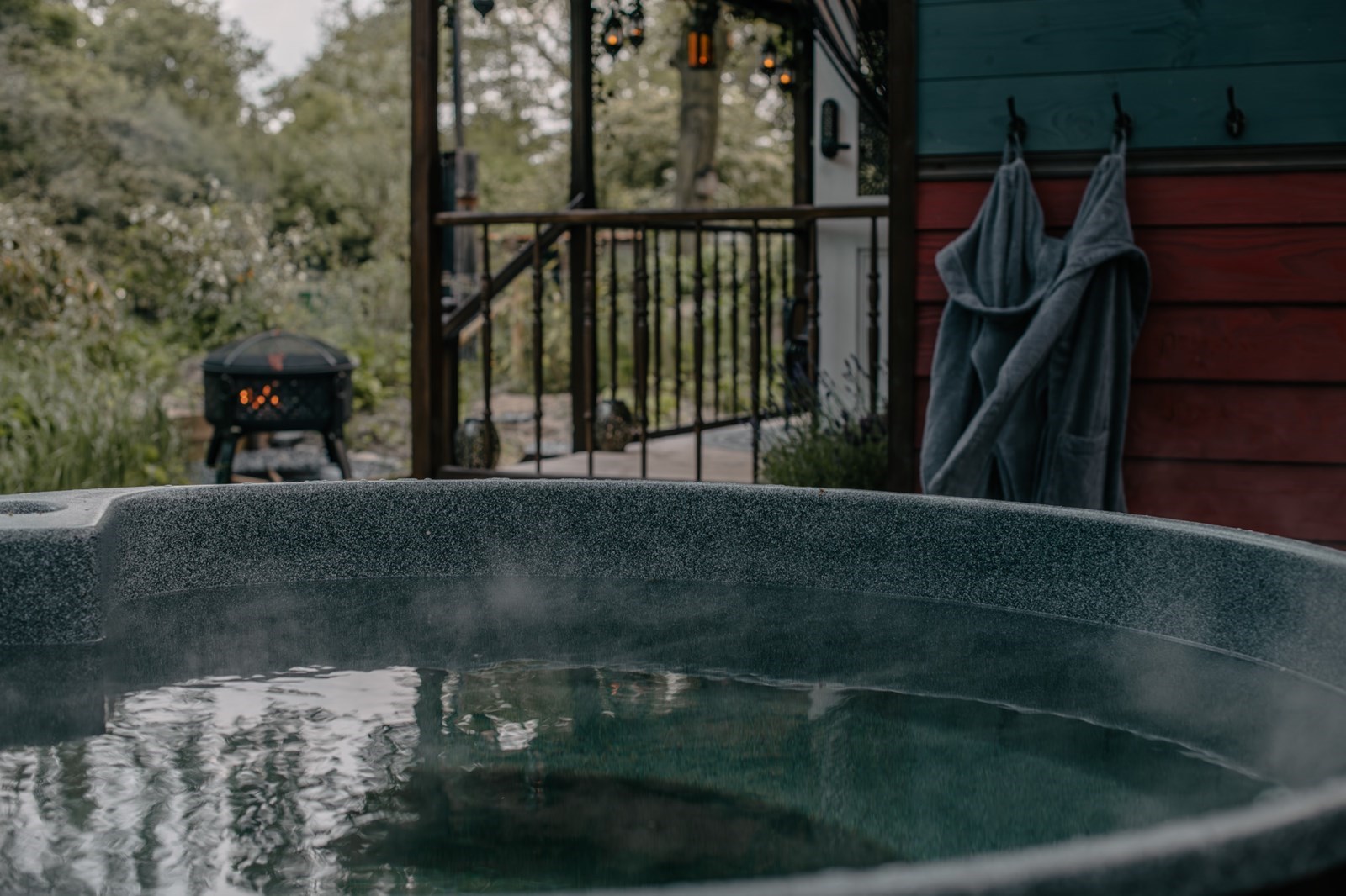 Knusse pipowagen met hottub op 1 kilometer van het strand