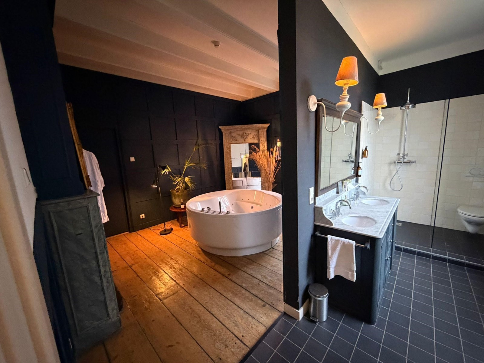 Romantische suite met jacuzzi en hemelbed op een prachtige Buitenplaats van Amsterdam