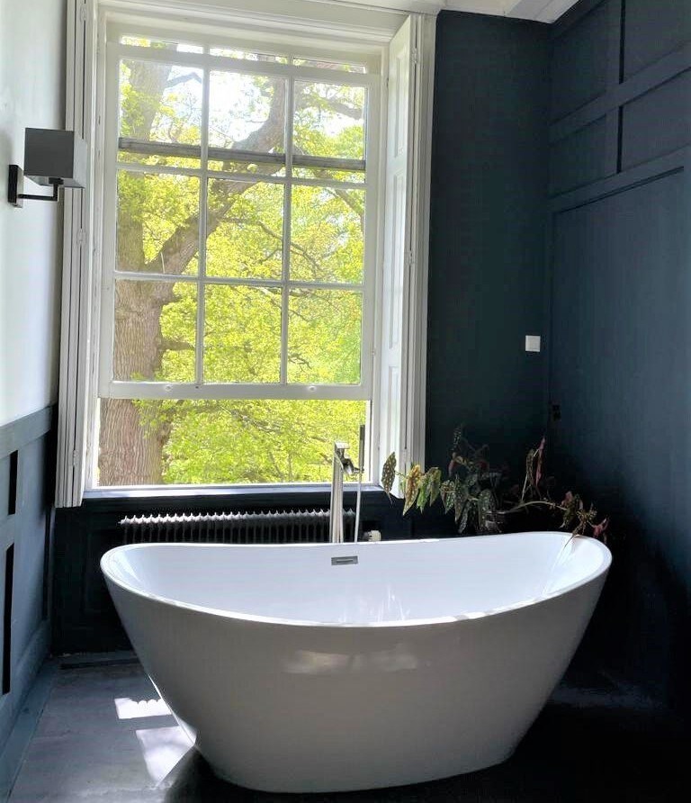 Familiekamer met hemelbed en vrijstaand bad op een prachtige buitenplaats