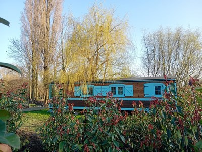 Origineel overnachten in een Woonwagen in het groen Origineel overnachten in een Woonwagen in het groen