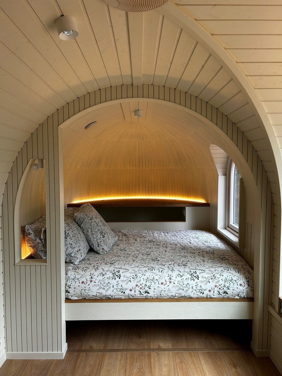 Iglu cabin midden in het bos